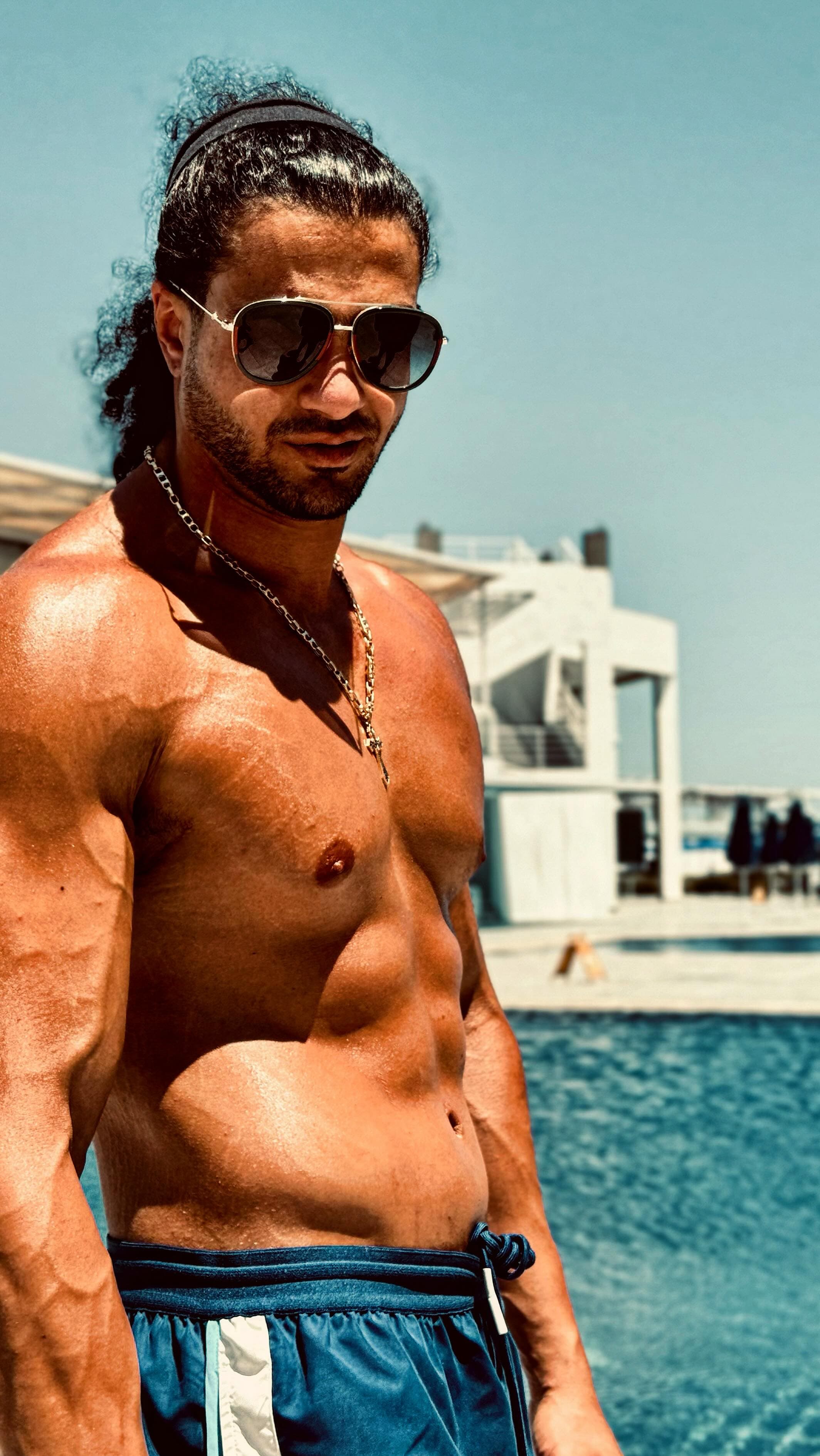 Physique, poolside